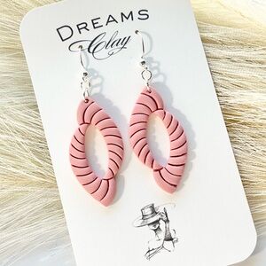 🍃🌼•SOLD•🌼🍃: Pink Twisted Oval Drop Earrings